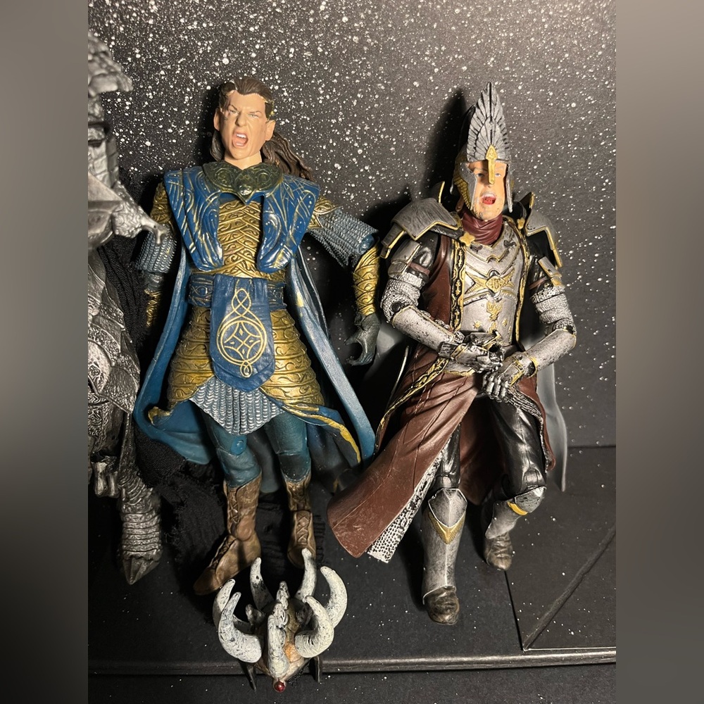 Lord of the rings Action Figures set of 2 ! 
(SOLD ) the tall grey figurine ! - Picture 4 of 6
